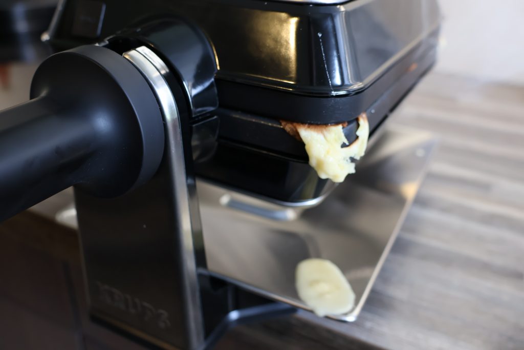 Krups FDD95D Waffeleisen Teig läuft aus