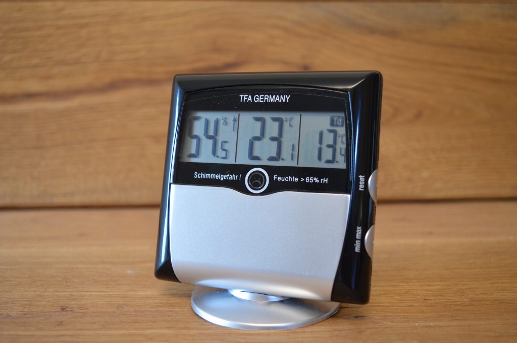 TFA Dostmann Comfort Control Thermo-Hygrometer Frontansicht mit Standfuß