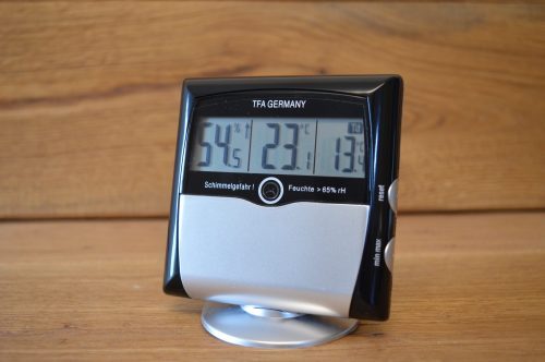 TFA Dostmann Comfort Control Thermo-Hygrometer Frontansicht mit Standfuß