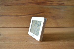 Beurer HM16 Thermo-Hygrometer Seitenansicht schräg