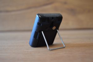 Daquas HM1 Thermo-Hygrometer Rückansicht mit ausgeklapptem Ständer