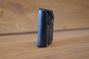 Daquas HM1 Thermo-Hygrometer Seitenansicht mit eingeklapptem Ständer