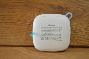 Govee H5179 Thermo-Hygrometer Rückansicht mit Batterielasche