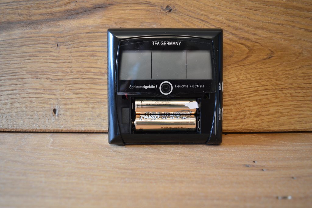 TFA Dostmann Comfort Control Thermo-Hygrometer Frontansicht Batteriefach geöffnet