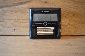 TFA Dostmann Comfort Control Thermo-Hygrometer Frontansicht Batteriefach geöffnet