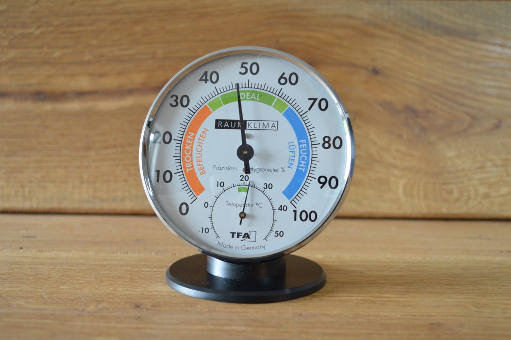 TFA Dostmann Präzisions Thermo-Hygrometer Frontansicht