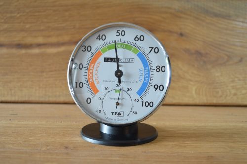TFA Dostmann Präzisions Thermo-Hygrometer Frontansicht