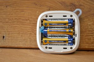 Govee H5179 Thermo-Hygrometer Ansicht Batteriefach mit Batterien