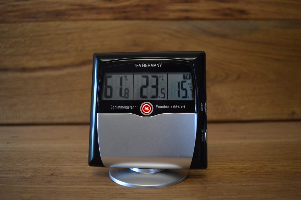 TFA Dostmann Comfort Control Thermo-Hygrometer Frontansicht mit Alarmsignal Leuchte