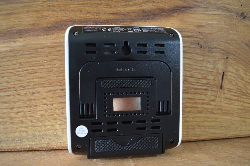 ThermoPro TP152 Thermo-Hygrometer Rückansicht mit eingeklapptem Standfuß