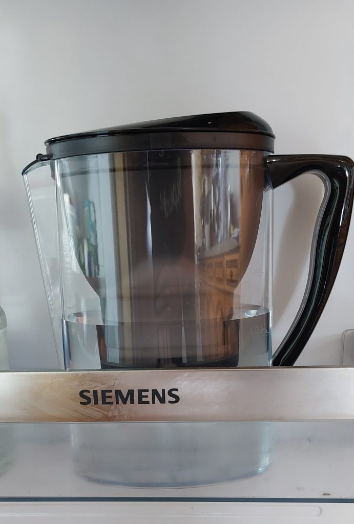 Amazon Basics Wasserfilter in der Kühlschranktür