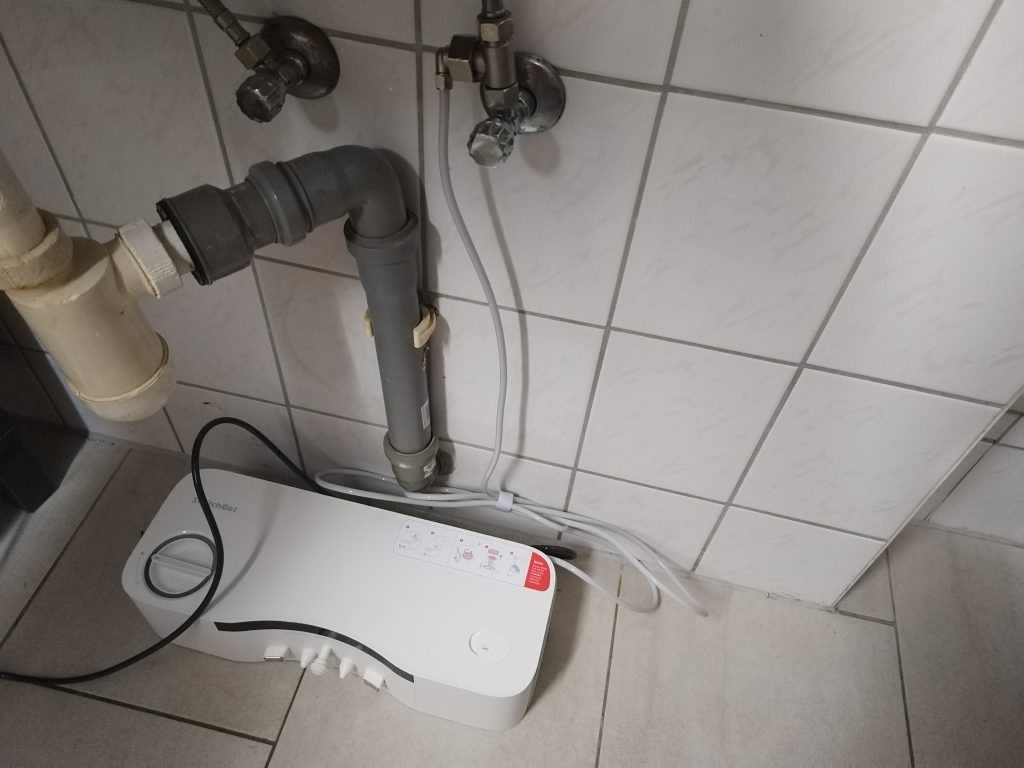 Angeschlossene-Wasserstation-des-SwitchBot-S10-Saug-Wisch-Roboters-im-Bad