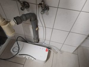 Angeschlossene-Wasserstation-des-SwitchBot-S10-Saug-Wisch-Roboters-im-Bad