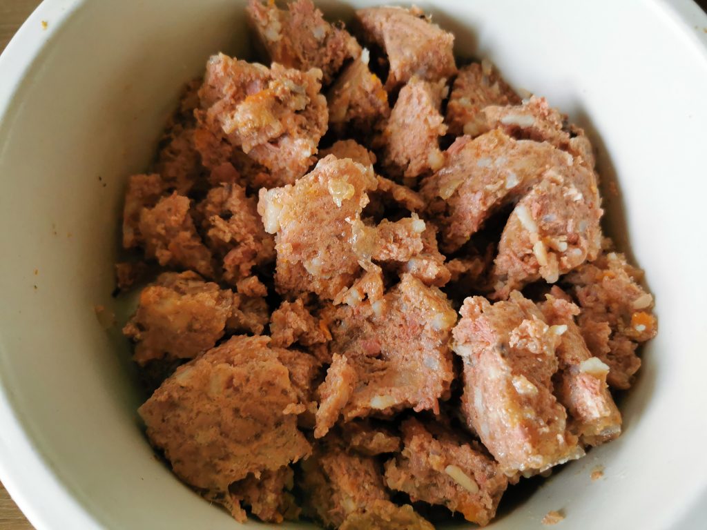 AniForte Nass LandChicken Hundefutter im Napf