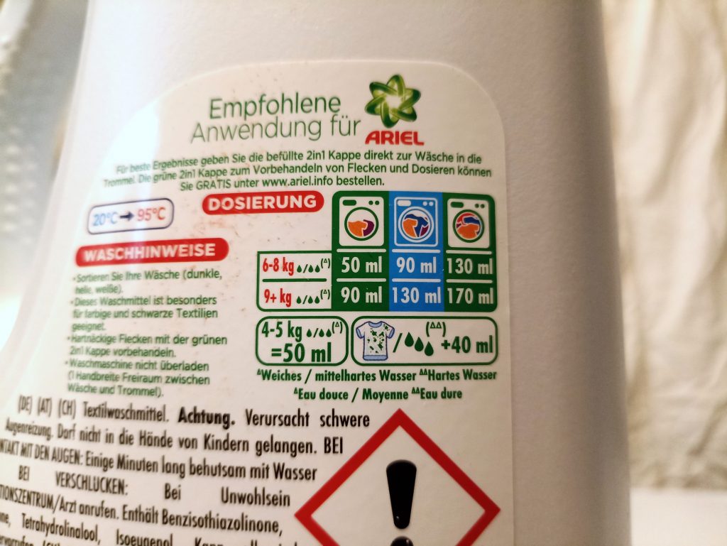 Ariel Color+ Flüssig Waschmittel, Verpackung Rückseite, Dosierungsempfehlung