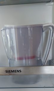 BWT Wasserfilter in der Kühlschranktür