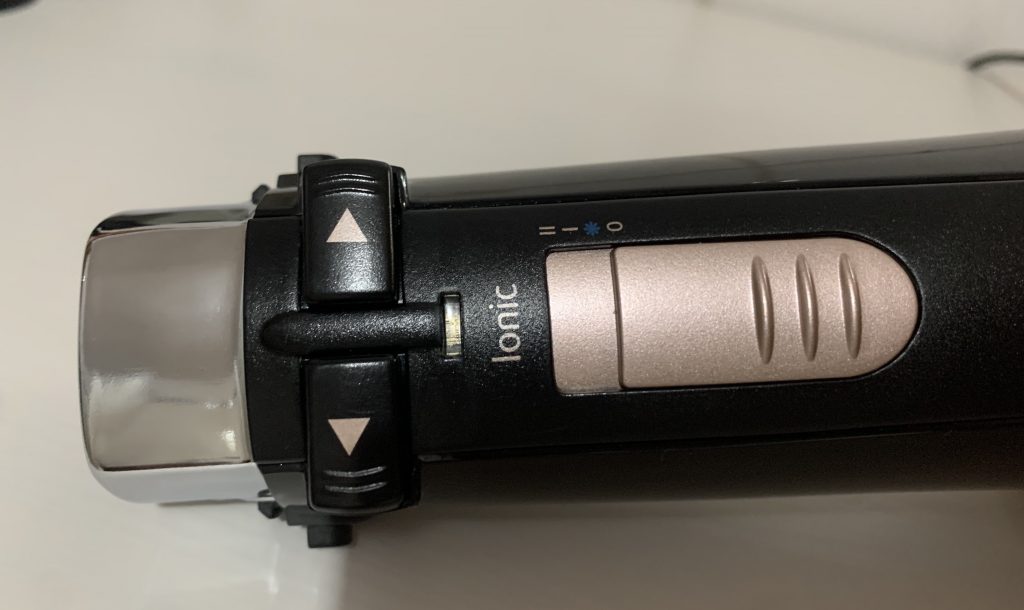BaByliss AS200E Warmluftbürste Nahaufnahme Bedienelement