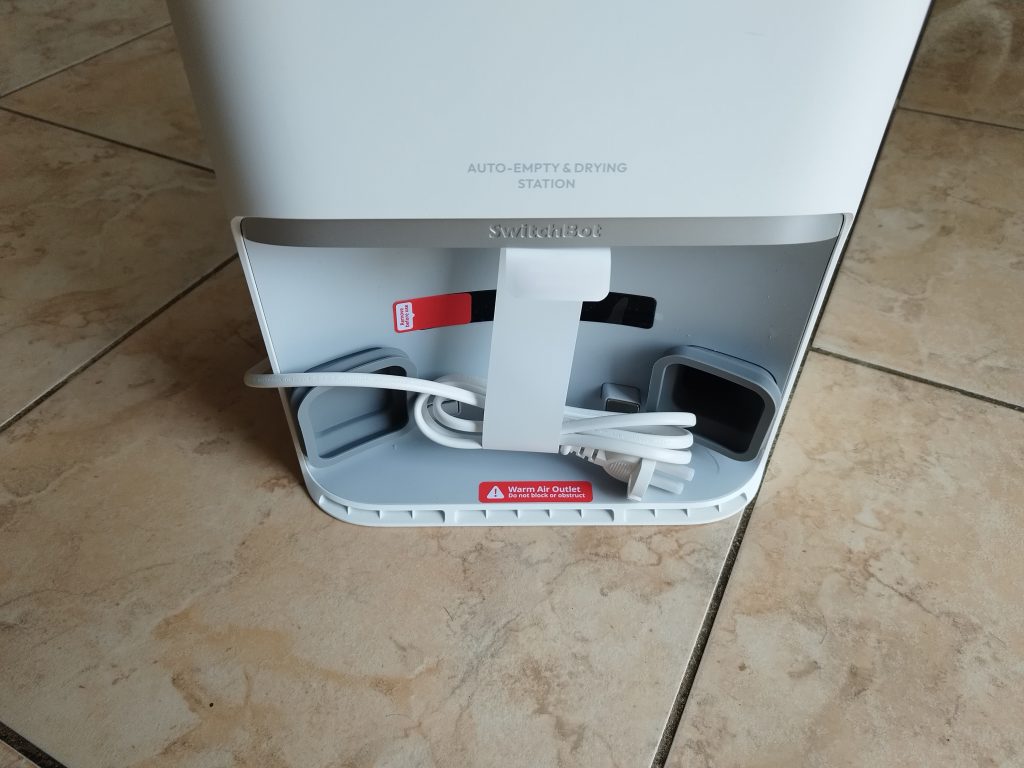 Basisstation-des-SwitchBot-S10-Saug-Wisch-Roboters-in-der-Nahansicht