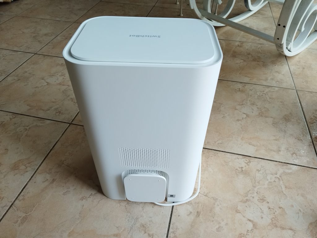 Basisstation-des-SwitchBot-S10-Saug-Wisch-Roboters-von-hinten