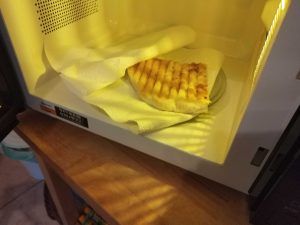 Bauknecht MWK 201 B Mikrowelle mit Brot