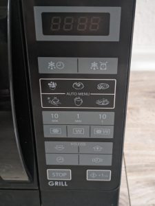 Bedienfeld der Sharp R642BKW Mikrowelle