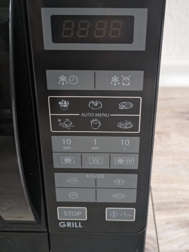 Bedienfeld der Sharp R642BKW Mikrowelle
