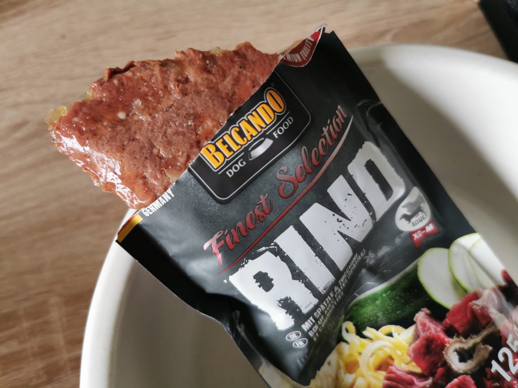 Belcando Frischebeutel Rind mit Spätzle & Zucchini Futter Detail