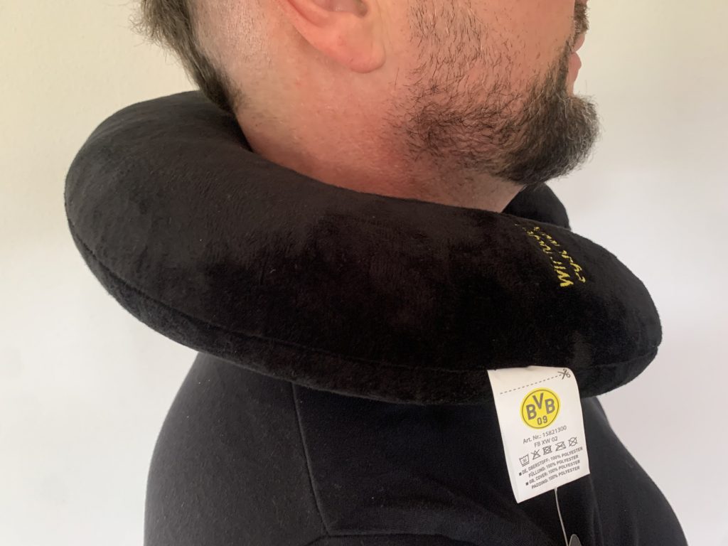 Borussia Dortmund Unisex BVB Nackenkissen bei männlicher Testperson von der linken Seite