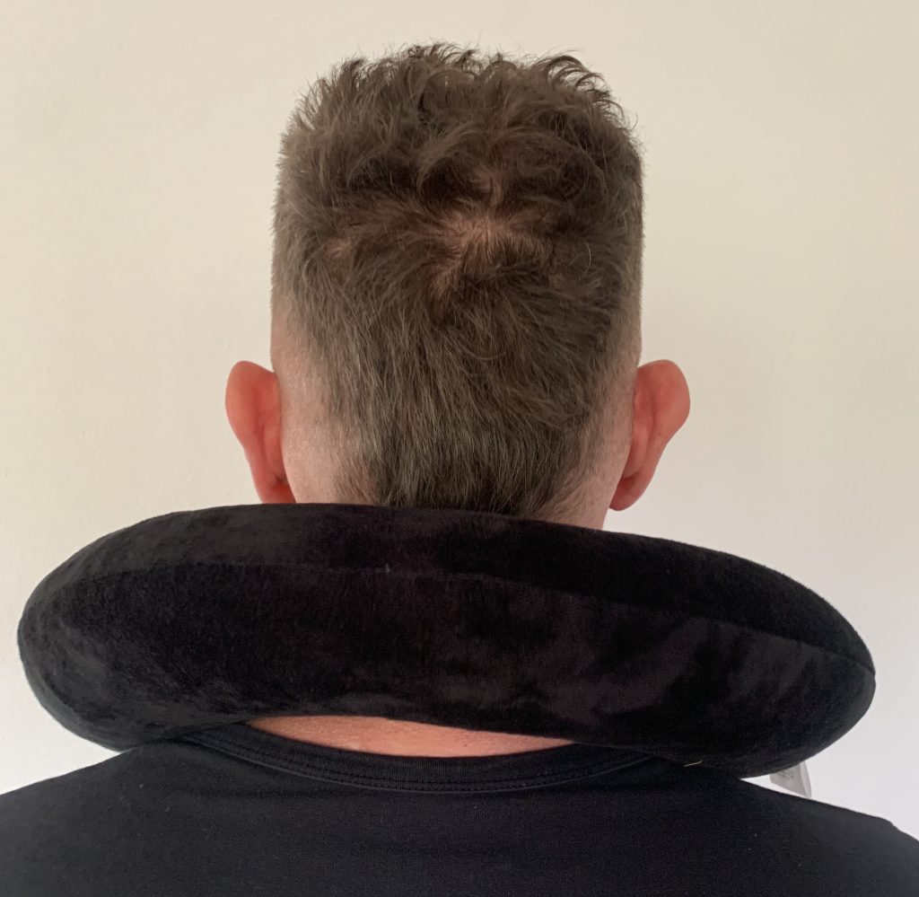 Borussia Dortmund Unisex BVB Nackenkissen bei männlicher Testperson von hinten