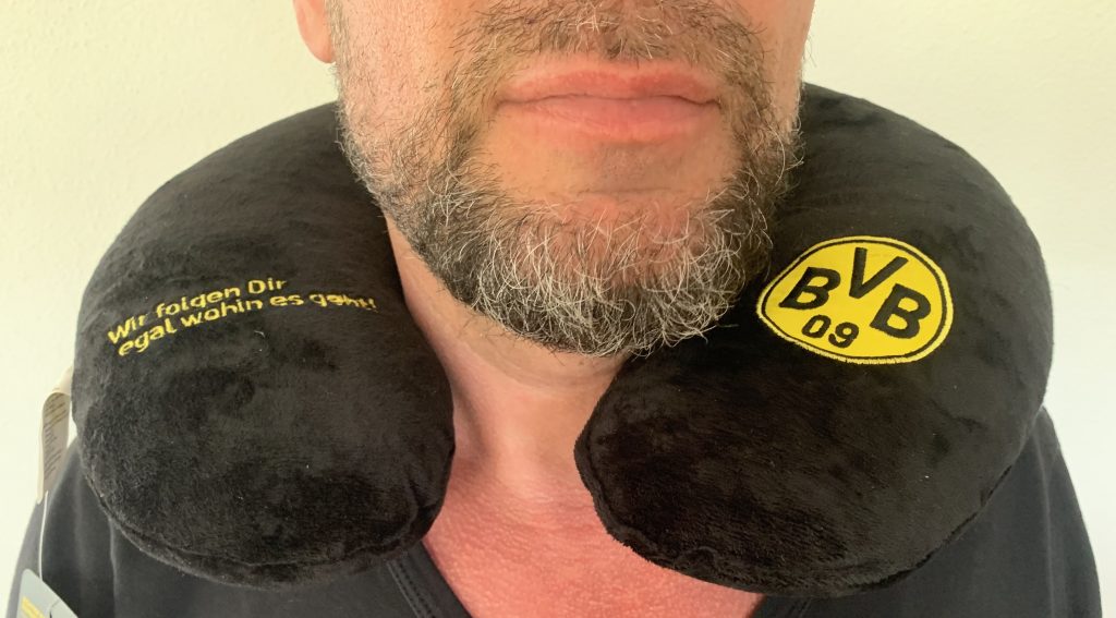 Borussia Dortmund Unisex BVB Nackenkissen bei männlicher Testperson von vorne