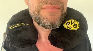 Borussia Dortmund Unisex BVB Nackenkissen bei männlicher Testperson von vorne