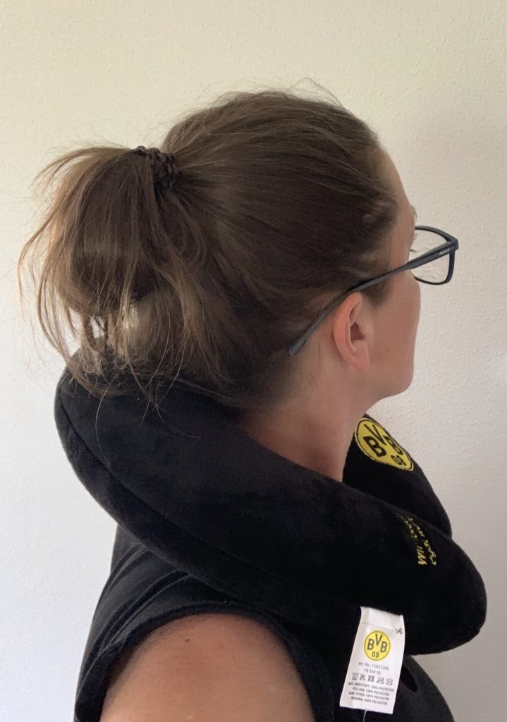 Borussia Dortmund Unisex BVB Nackenkissen bei weiblicher Testperson von der Seite