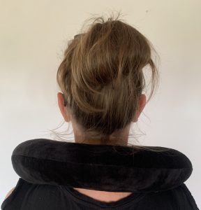 Borussia Dortmund Unisex BVB Nackenkissen bei weiblicher Testperson von hinten