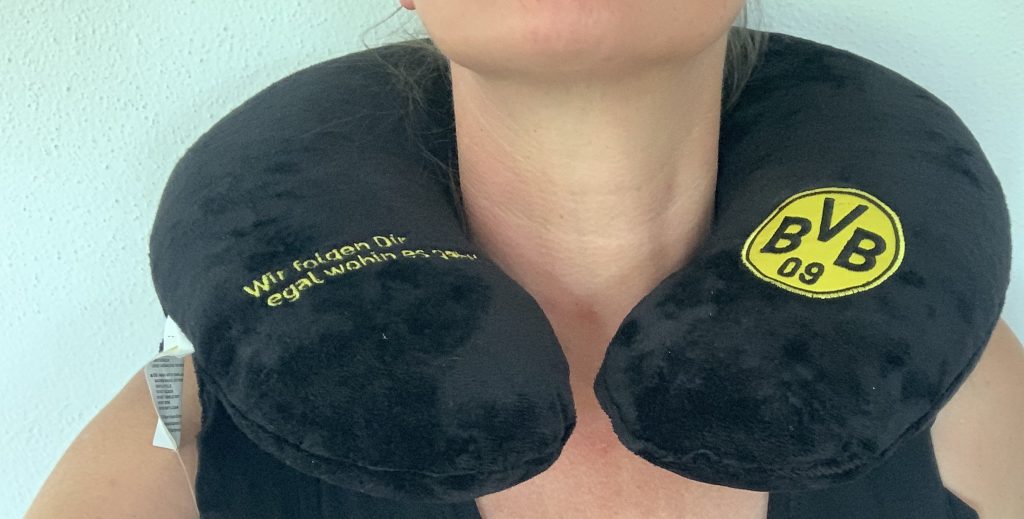 Borussia Dortmund Unisex BVB Nackenkissen bei weiblicher Testperson von vorne