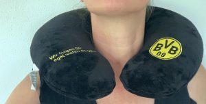 Borussia Dortmund Unisex BVB Nackenkissen bei weiblicher Testperson von vorne