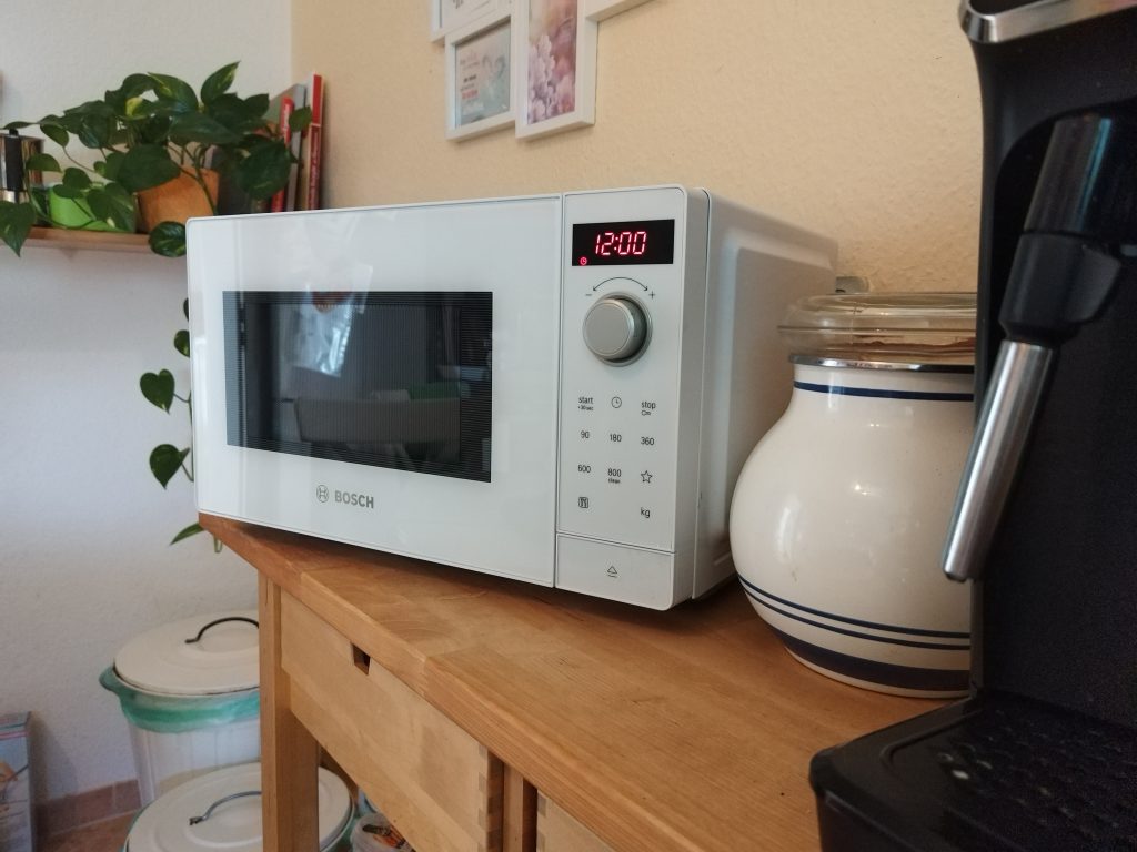 Bosch-FFL023MW0-Serie-2-Mikrowelle-in-der-Kueche-mit-geschlossener-Tuer