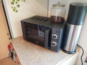 CASO-Design-M20-Ecostyle-Mikrowelle-in-der-Kueche-mit-geschlossener-Tuer