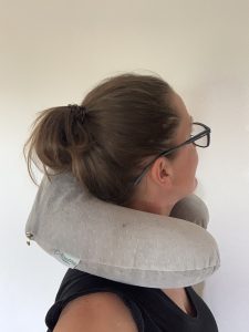 Ecosafeter KY-0001 Nackenkissen bei weiblicher Testperson von linker Seite