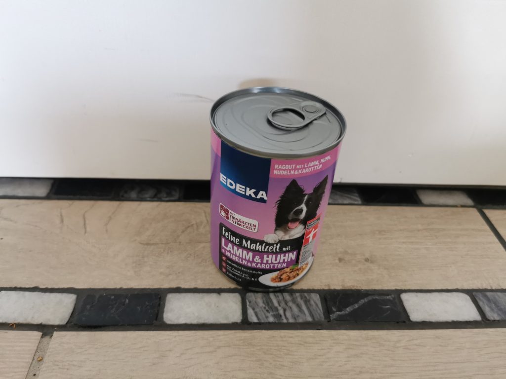 Edeka Feine Mahlzeit mit Lamm, Huhn, Nudeln und Karotten Dose Frontalansicht