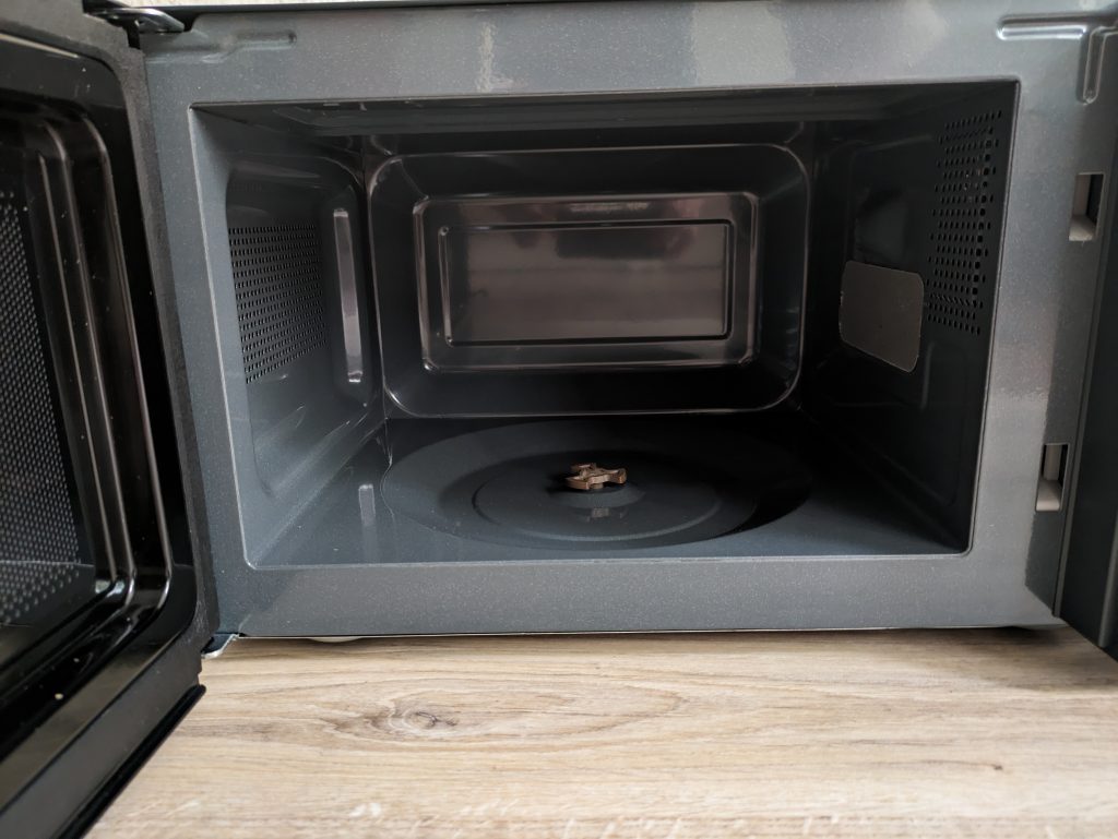 Garraum der CASO Design M20 Ecostyle Mikrowelle