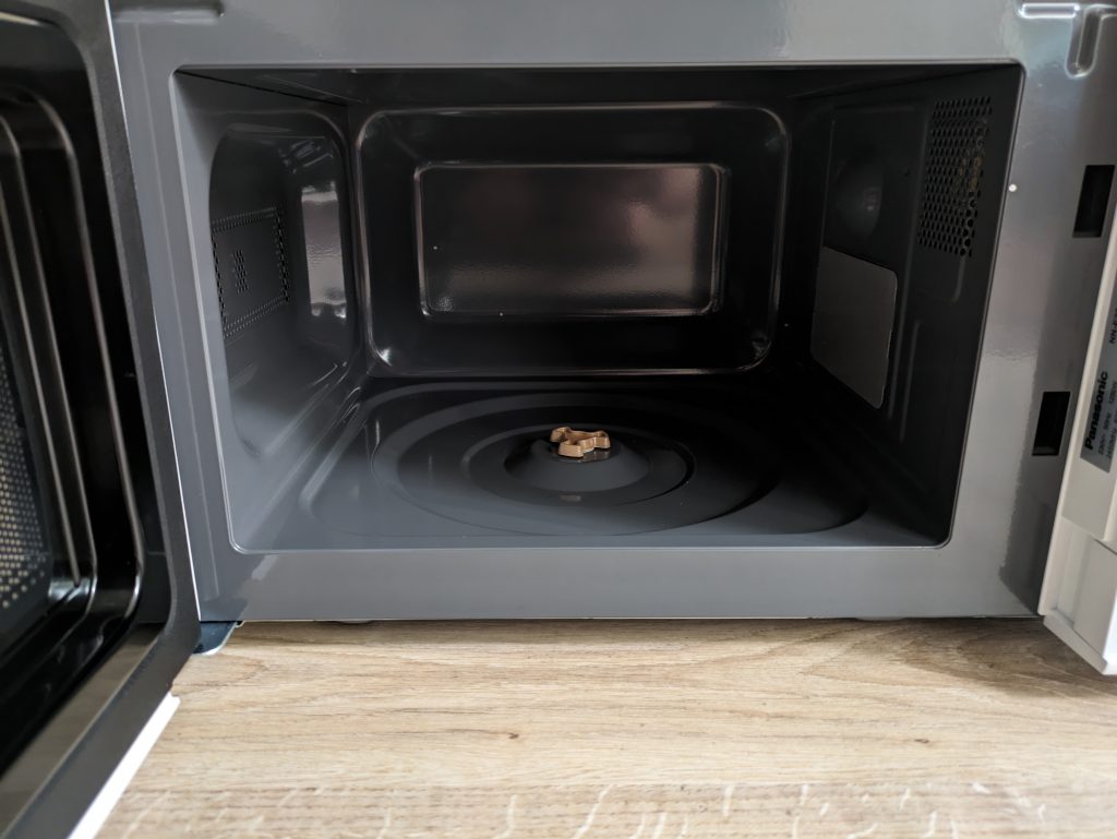 Garraum der Panasonic NN-E20JWMEPG Mikrowelle