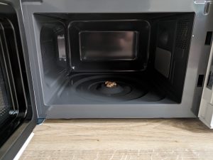 Garraum der Panasonic NN-E20JWMEPG Mikrowelle