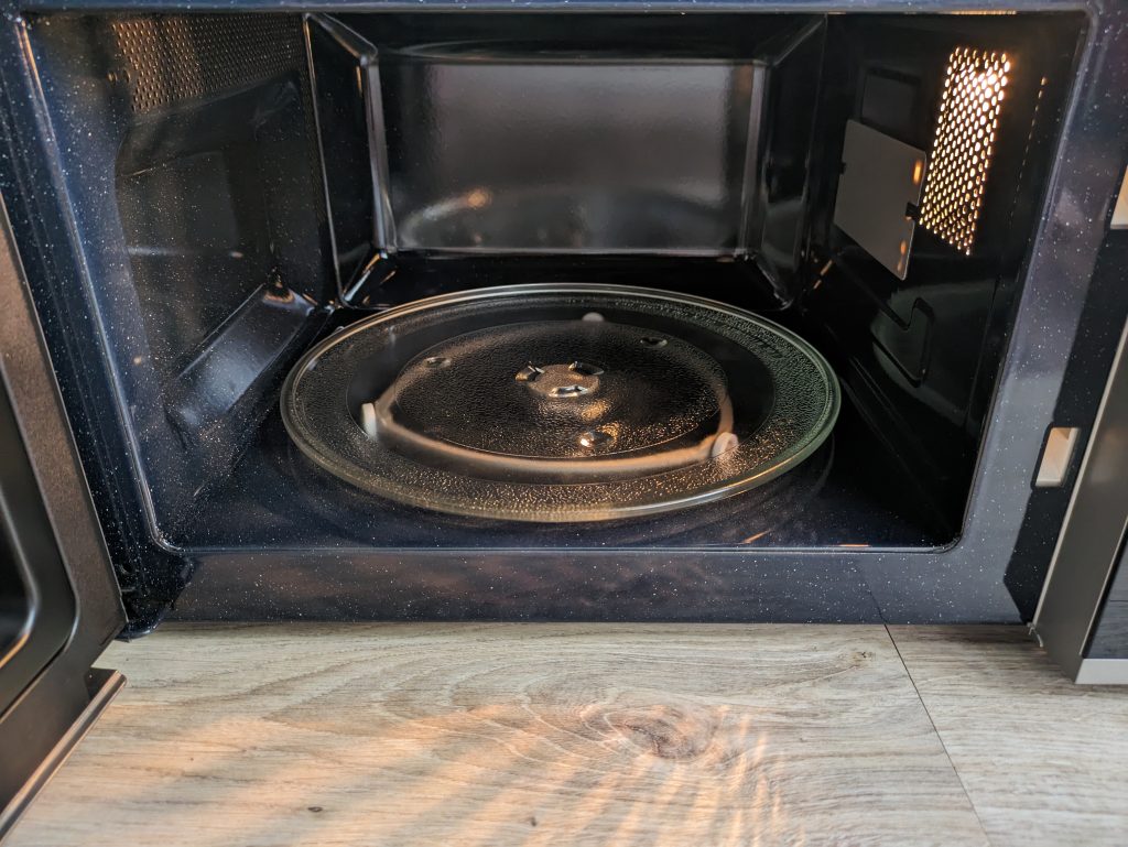 Garraum der Samsung MS2AK3515ASEG Mikrowelle mit Licht