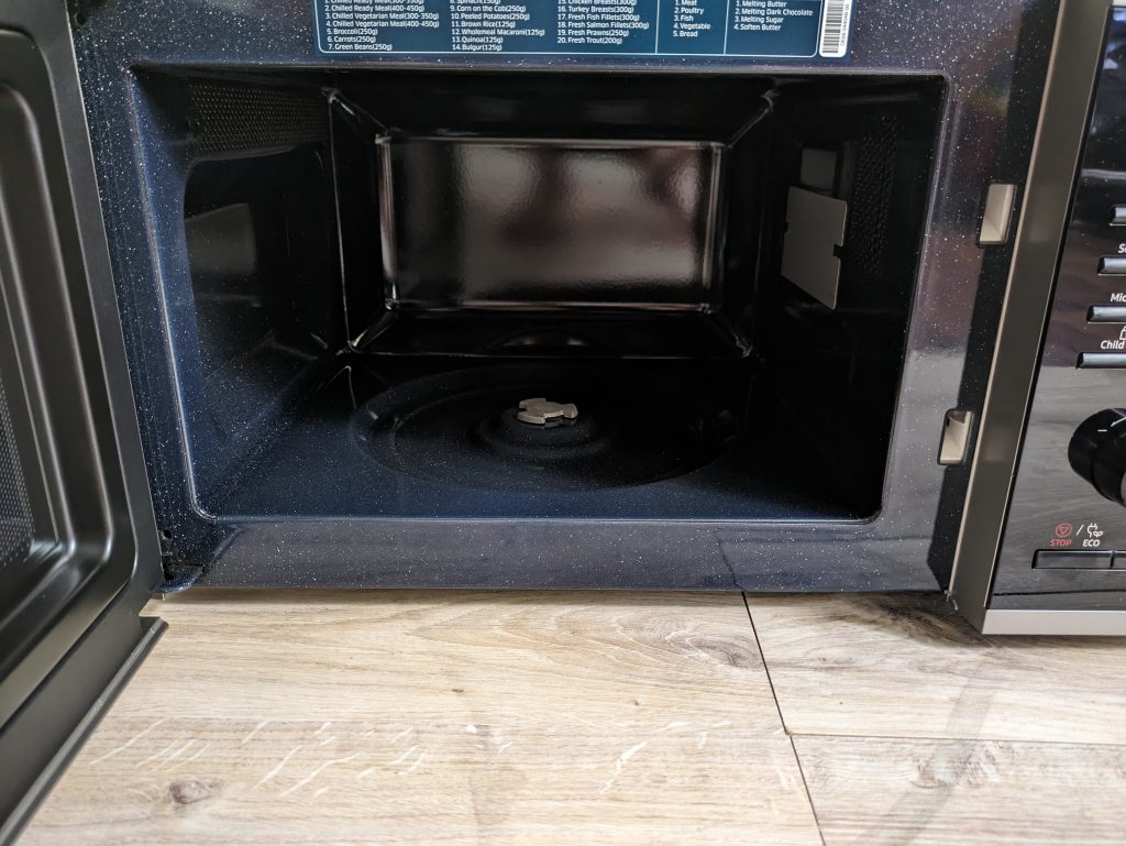 Garraum der Samsung MS2AK3515ASEG Mikrowelle ohne Licht