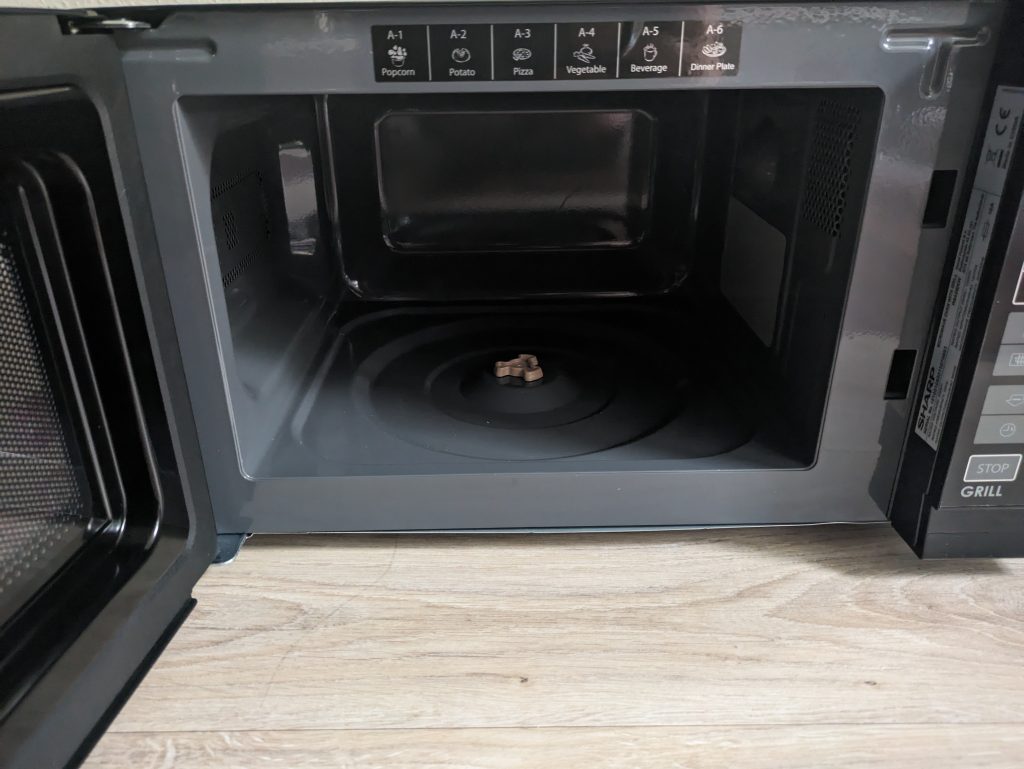 Garraum der Sharp R642BKW Mikrowelle
