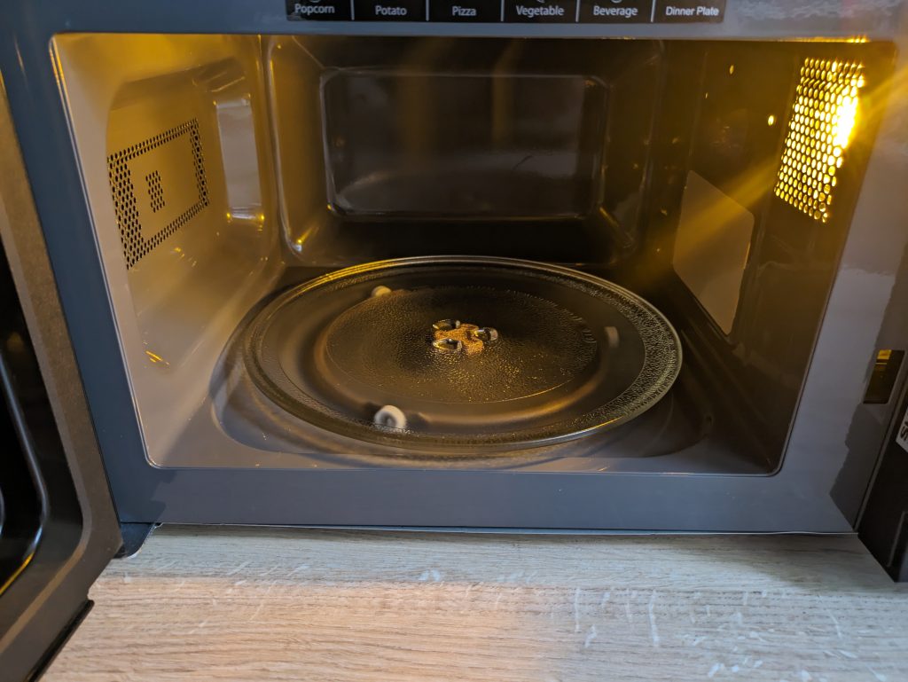 Garraum der Sharp R642BKW Mikrowelle mit Licht