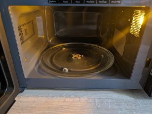 Garraum der Sharp R642BKW Mikrowelle mit Licht