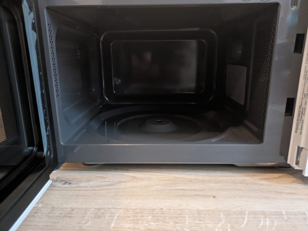 Garraum der Siemens FF023LMW0 iQ300 Mikrowelle