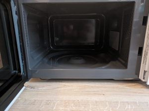 Garraum der Siemens FF023LMW0 iQ300 Mikrowelle