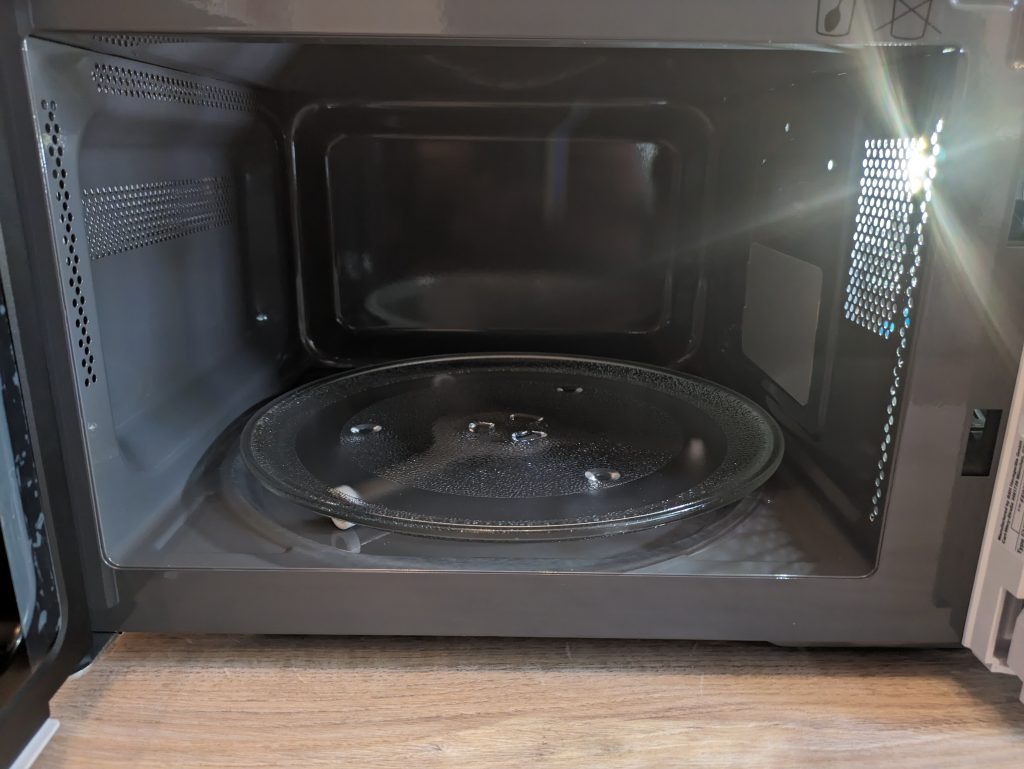 Garraum der Siemens FF023LMW0 iQ300 Mikrowelle mit Licht